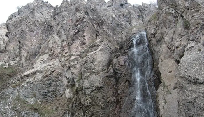 آبشار مزرعه اراک | ایران بوم گردی